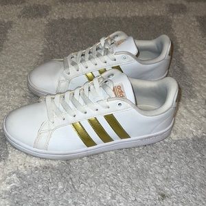 ADIDAS GOLD AND WHITE SNEAKERS